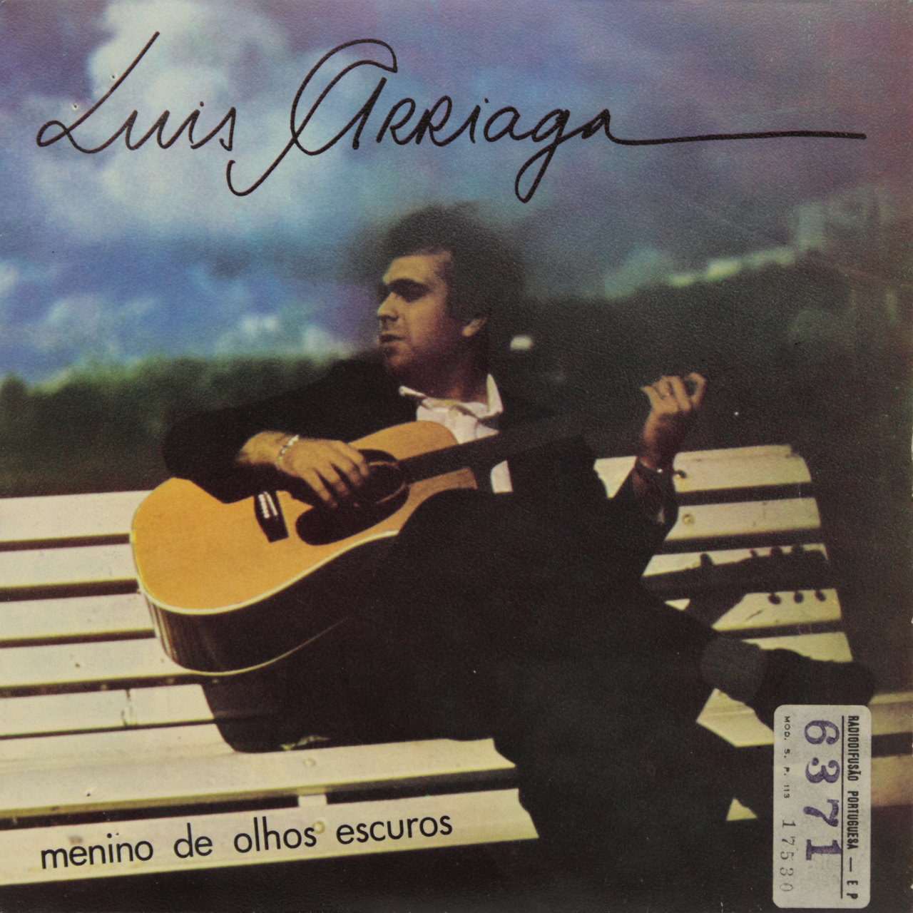Menino dos olhos escuros
