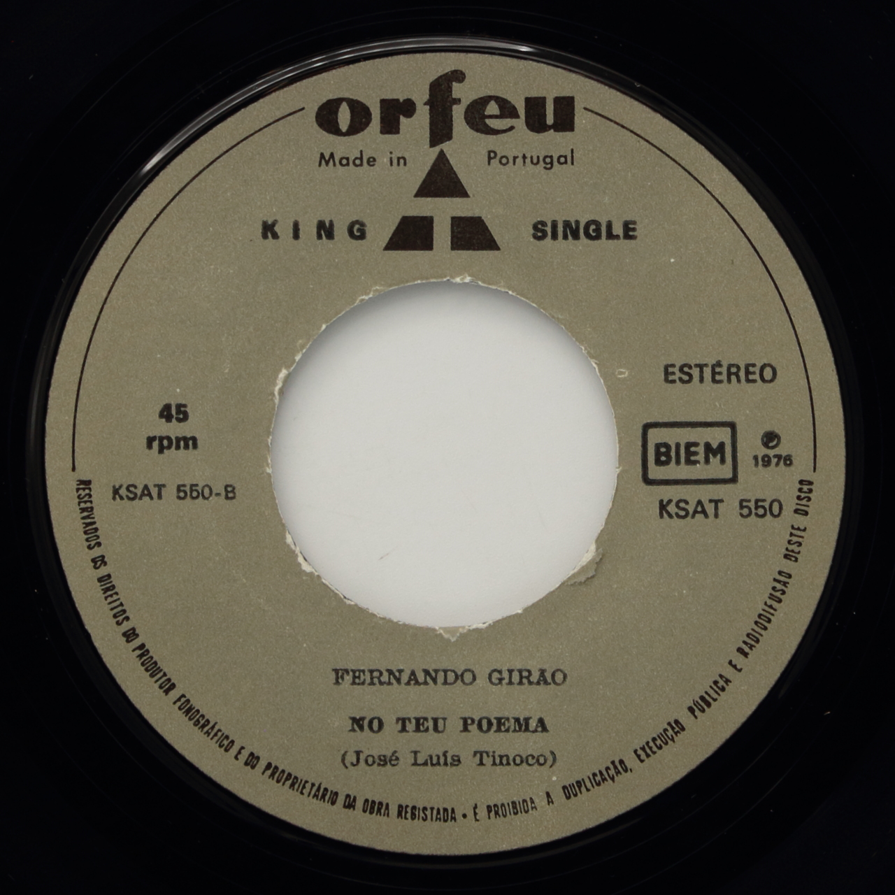 Uma flor de verde pinho